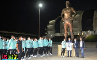 马拉多纳雕像揭幕，预选赛阿根廷战平智利，梅西破门向球王致敬