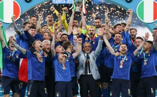 意大利点球大战4-3击败英格兰，53年第二次夺得欧洲杯冠
