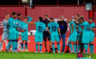 巴萨发图：梅西对着10名队友和2名教练发表自己对比赛的看法