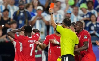 FIFA回应VAR介入"误认身份"：纠正假摔非失误，此决定恢复了赛场公正