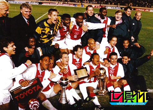 1995年11月28日荷兰阿贾克斯4:3点球击败了巴西格雷米奥