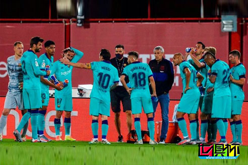 巴萨发图：梅西对着10名队友和2名教练发表自己对比赛的看法-第1张图片-世俱杯